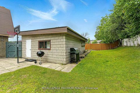 Photo 36 at 32 Fennimore Crescent, Jane Heights, Toronto