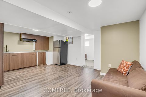 Photo 20 at 759 Eglinton Avenue E, Leaside, Toronto