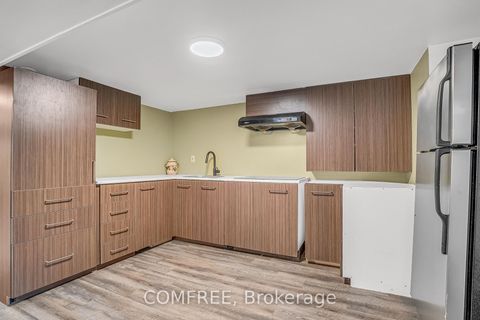 Photo 21 at 759 Eglinton Avenue E, Leaside, Toronto