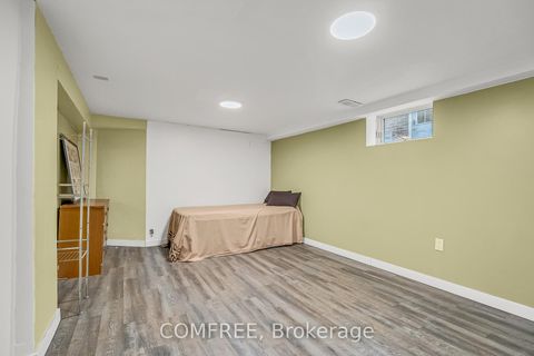 Photo 22 at 759 Eglinton Avenue E, Leaside, Toronto