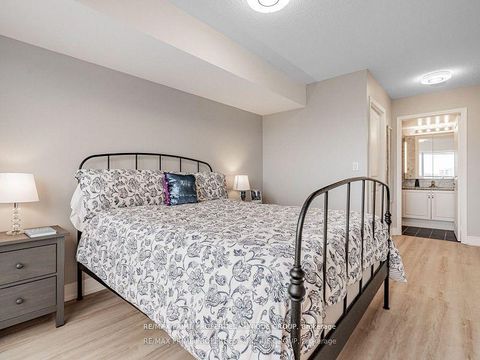 Photo 13 at 709 - 18 Harding Boulevard, Harding, Richmond Hill