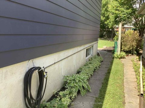 Photo 2 at 28 Indian Arrow Road, North Shore, Barrie