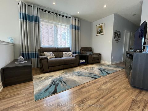 Photo 3 at 66 Canyon Gate Crescent, Rural Vaughan, Vaughan