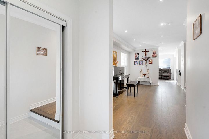Photo 6 at 6496 RALLYMASTER Heights, Meadowvale Village, Mississauga