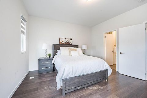 Photo 21 at 77 Sydney Circle, Vellore Village, Vaughan