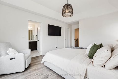 Photo 25 at 81 Dundonald Trail, Glenway Estates, Newmarket