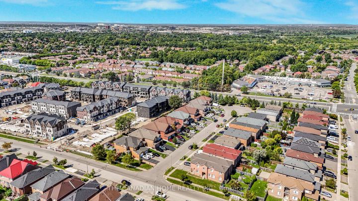 Photo 3 at 5938 Candlebrook Court, East Credit, Mississauga