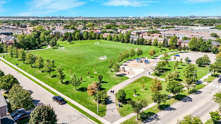 Photo 6 at 5938 Candlebrook Court, East Credit, Mississauga