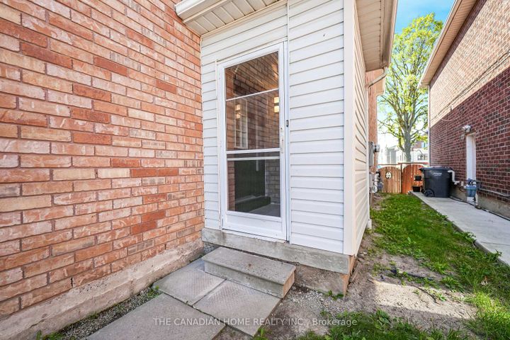 Photo 11 at 5938 Candlebrook Court, East Credit, Mississauga