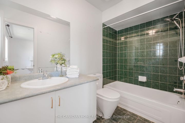 Photo 32 at 5938 Candlebrook Court, East Credit, Mississauga
