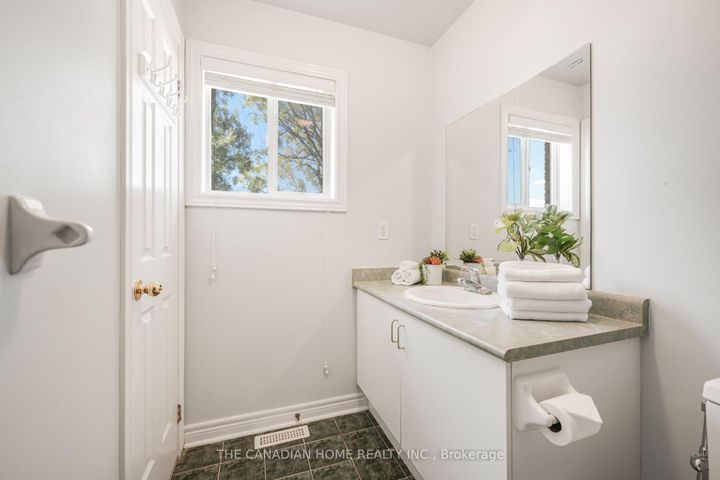 Photo 33 at 5938 Candlebrook Court, East Credit, Mississauga