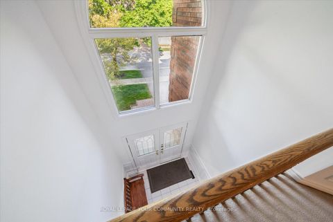 Photo 16 at 136 Markwood Lane, Yorkhill, Vaughan