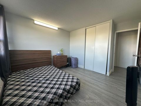 Photo 11 at 1401 - 100 Leeward Glenway, Flemingdon Park, Toronto