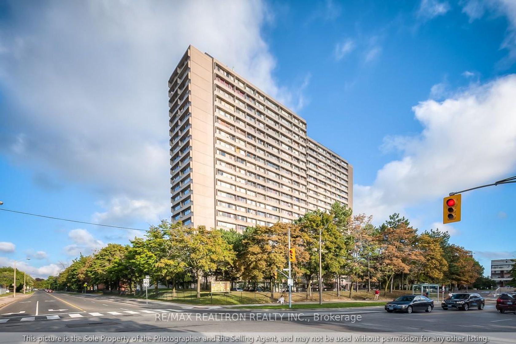 1401 - 100 Leeward Glenway, Flemingdon Park, Toronto 