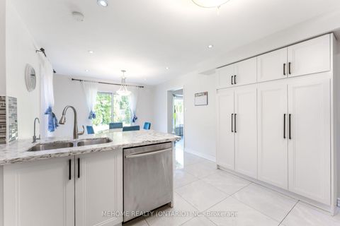 Photo 3 at 38 Desert View Crescent, Westbrook, Richmond Hill