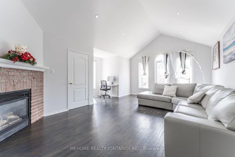 Photo 8 at 38 Desert View Crescent, Westbrook, Richmond Hill