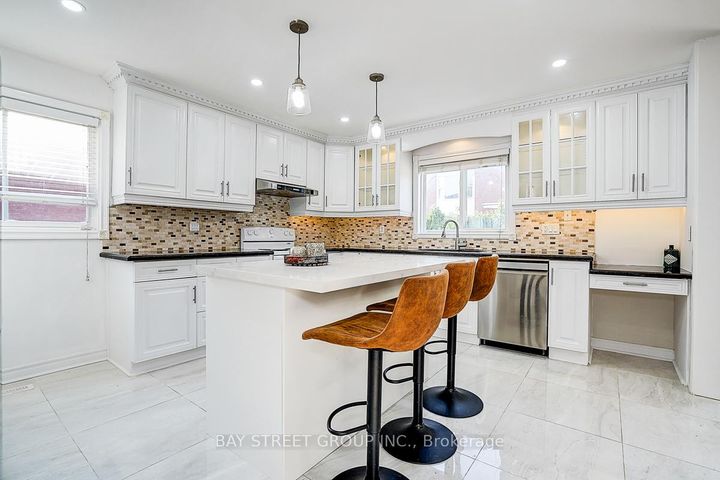 Photo 18 at 8 Muster Court, Buttonville, Markham