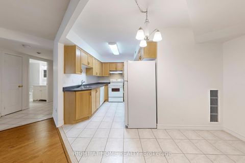 Photo 17 at 310 - 211 Randolph Road, Leaside, Toronto