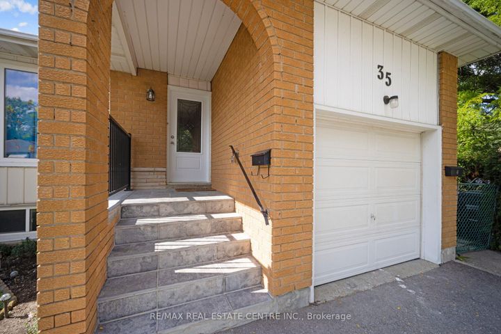 Photo 3 at 35 Madison Street, Central Park, Brampton