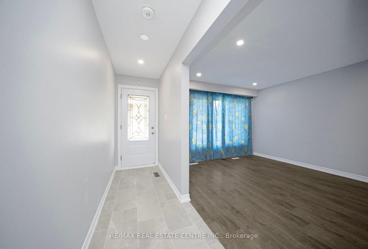 Photo 5 at 35 Madison Street, Central Park, Brampton