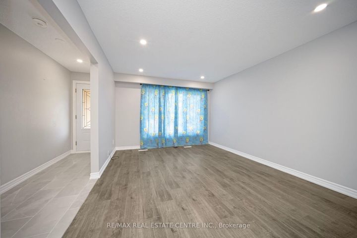 Photo 6 at 35 Madison Street, Central Park, Brampton