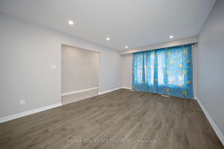 Photo 7 at 35 Madison Street, Central Park, Brampton
