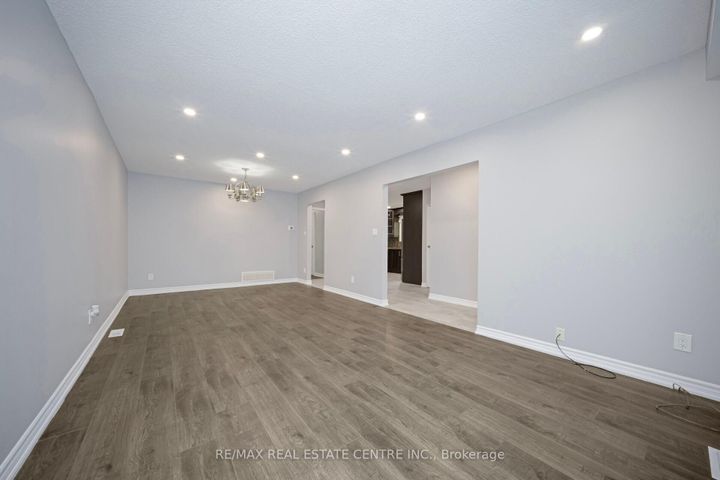Photo 8 at 35 Madison Street, Central Park, Brampton