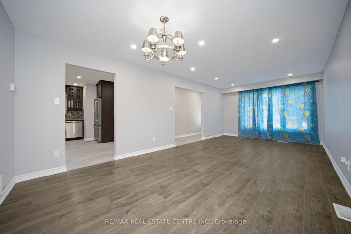 Photo 10 at 35 Madison Street, Central Park, Brampton