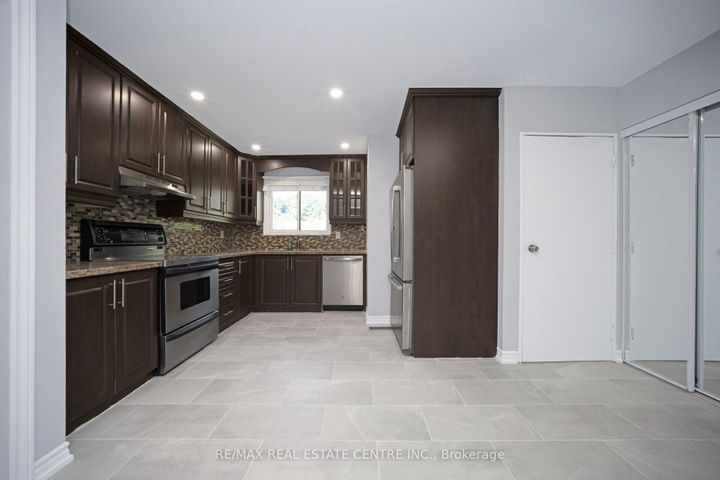 Photo 11 at 35 Madison Street, Central Park, Brampton