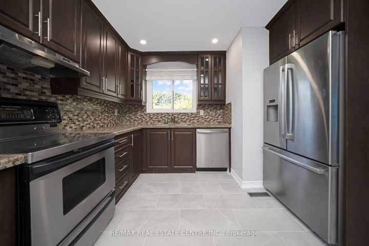 Photo 13 at 35 Madison Street, Central Park, Brampton