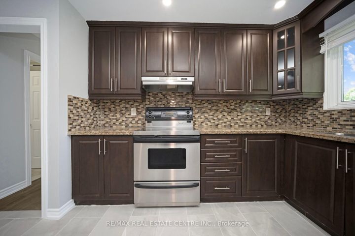 Photo 14 at 35 Madison Street, Central Park, Brampton