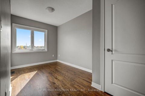Photo 13 at 136 Vittorio De Luca Drive, East Woodbridge, Vaughan