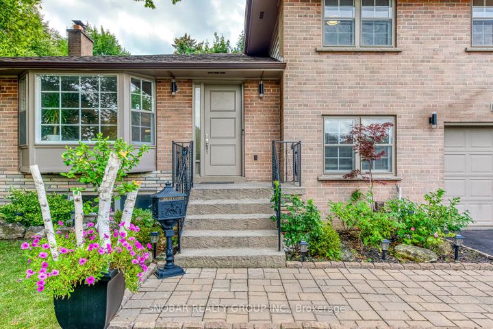 Photo 1 at 4 Haregate Court, Richview, Toronto