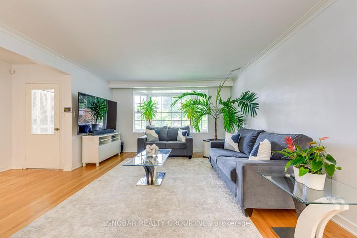 Photo 2 at 4 Haregate Court, Richview, Toronto