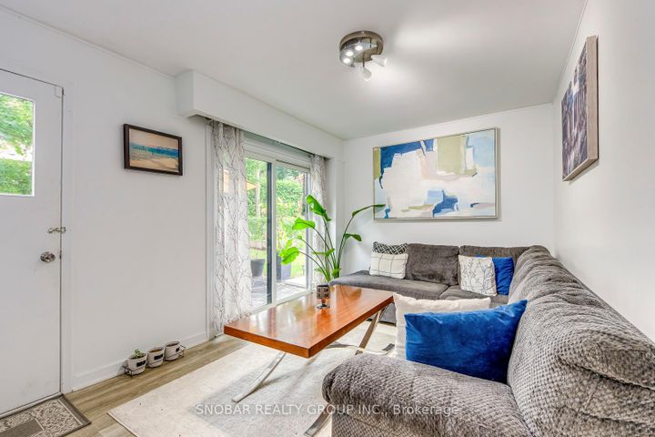 Photo 10 at 4 Haregate Court, Richview, Toronto