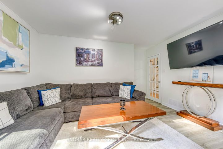Photo 11 at 4 Haregate Court, Richview, Toronto