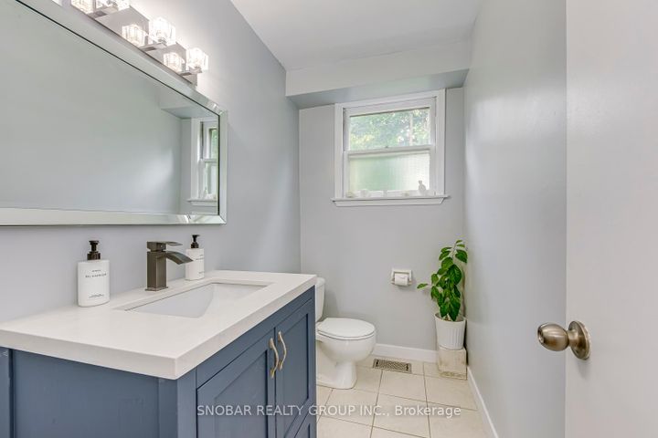 Photo 12 at 4 Haregate Court, Richview, Toronto