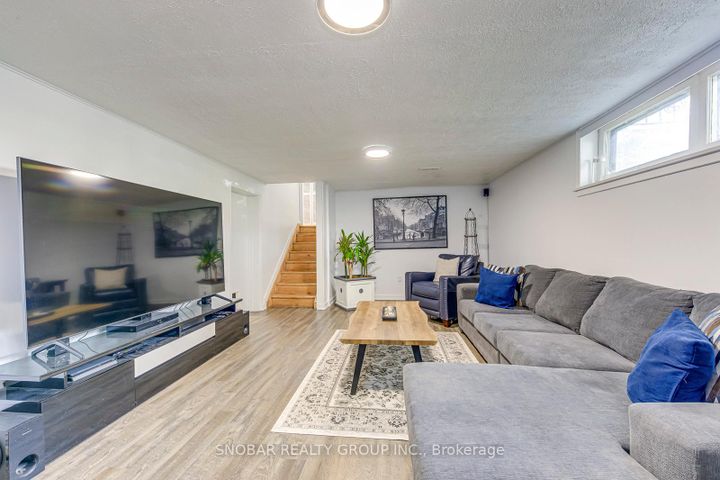 Photo 18 at 4 Haregate Court, Richview, Toronto