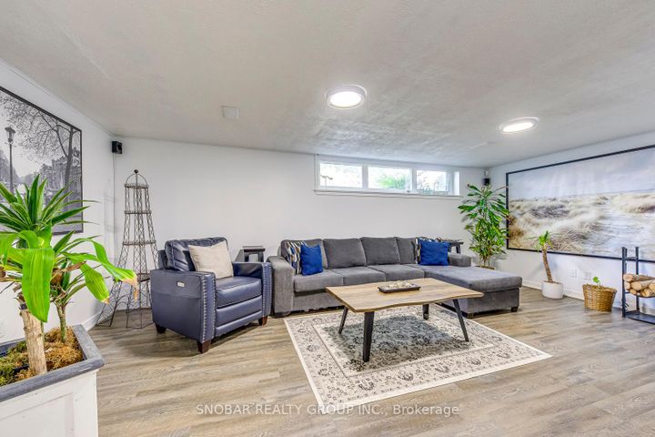 Photo 19 at 4 Haregate Court, Richview, Toronto