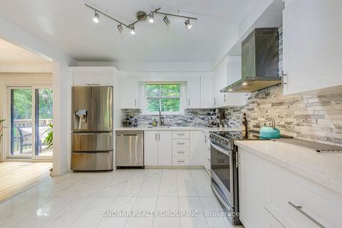 Photo 8 at 4 Haregate Court, Richview, Toronto
