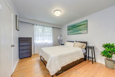 Photo 13 at 4 Haregate Court, Richview, Toronto