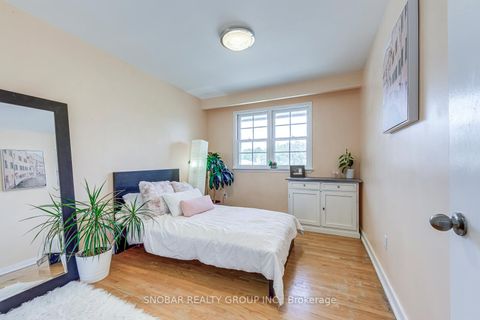 Photo 15 at 4 Haregate Court, Richview, Toronto