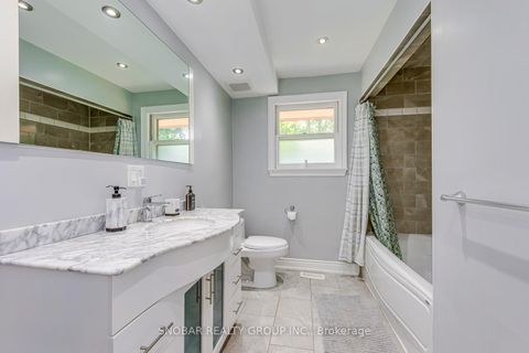 Photo 16 at 4 Haregate Court, Richview, Toronto