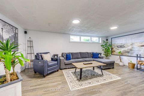 Photo 19 at 4 Haregate Court, Richview, Toronto