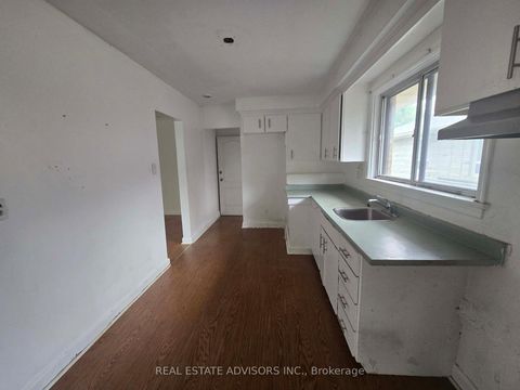 Photo 3 at 8 Virgilwood Drive, Branson, Toronto Photo 3 at 8 Virgilwood Drive, Branson, Toronto