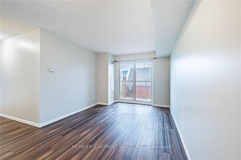 Photo 10 at 402 - 4 Elsinore Path, New Toronto, Toronto