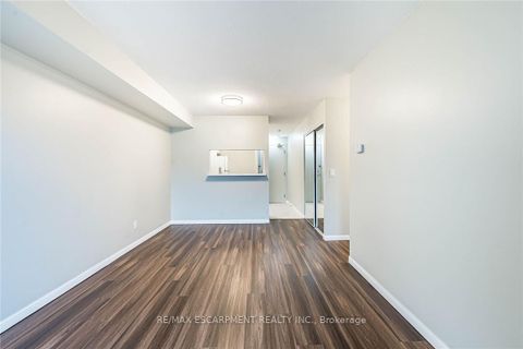 Photo 12 at 402 - 4 Elsinore Path, New Toronto, Toronto