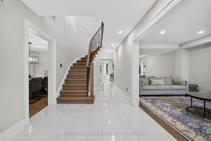 Photo 5 at 2966 Tradewind Drive, Meadowvale, Mississauga