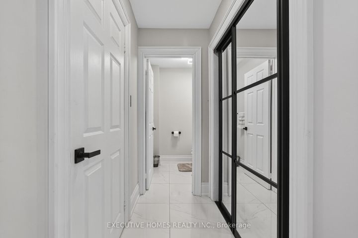Photo 6 at 2966 Tradewind Drive, Meadowvale, Mississauga