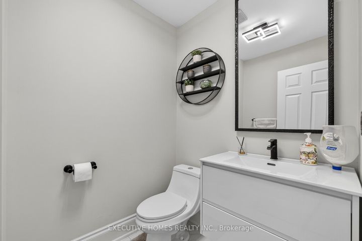 Photo 7 at 2966 Tradewind Drive, Meadowvale, Mississauga